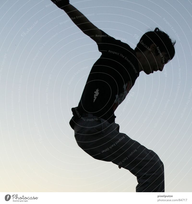 reduzierter fall Mann springen Luft Salto Schwerelosigkeit hüpfen Schweben Silhouette Körperhaltung Aktion schwarz Verlauf Quadrat Anschnitt eingeengt Platz