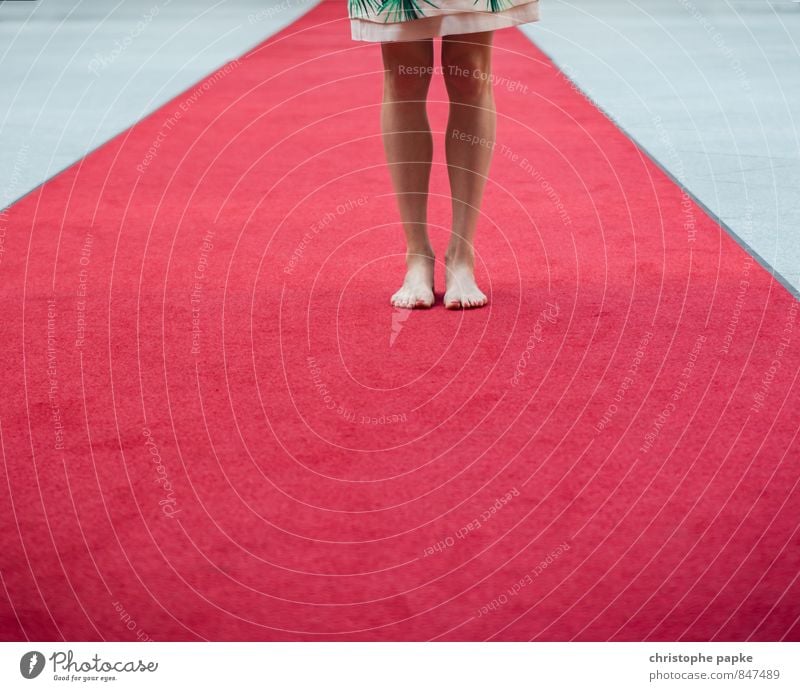 Netter Empfang feminin Junge Frau Jugendliche Erwachsene Beine Fuß 1 Mensch stehen Roter Teppich Barfuß Veranstaltung Reichtum Medienrummel boulevardpresse