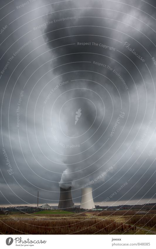 Dampfmaschine Energiewirtschaft Kernkraftwerk Kühlturm Luft Himmel Wolken schlechtes Wetter Feld Rauchen hässlich retro braun grau grün Angst Endzeitstimmung