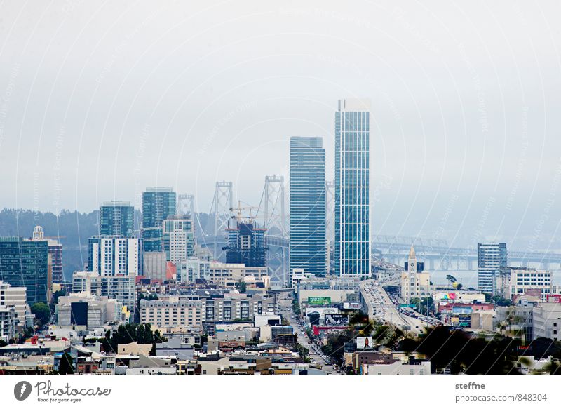 San Francisco | Überblick USA Nebel trüb Hügel Stadtzentrum Hochhaus Oakland Bay Bridge Textfreiraum oben