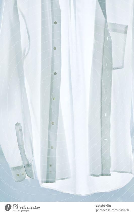 Hemd, hochformat Baumwolle Bekleidung Haushalt Mode Stoff weiß Wäsche Knöpfe Knopfloch Herrenmode Herrenabend Anzug anziehen nackt Wäscheleine Textilien Naht