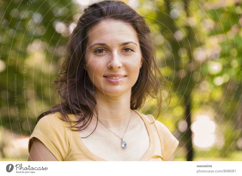 Porträt einer schönen jungen Frau im Park Lifestyle Gesicht Erholung Sommer Erwachsene Jugendliche 1 Mensch 18-30 Jahre Natur Wiese Lächeln Fröhlichkeit Glück