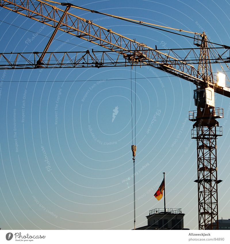 Baustelle Deutschland Standarte Reform Kran Fahne schwarz rot Umbauen Verlauf Kranfahrer Himmel Handwerk Industrie umstrukturierung gestänge Neugestaltung