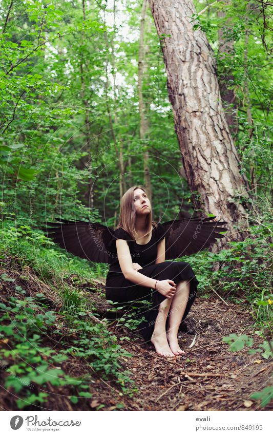 Gefallener Engel Mensch feminin Junge Frau Jugendliche Erwachsene 1 Wald Flügel Feder sitzen träumen warten grün schwarz Surrealismus Farbfoto Außenaufnahme Tag