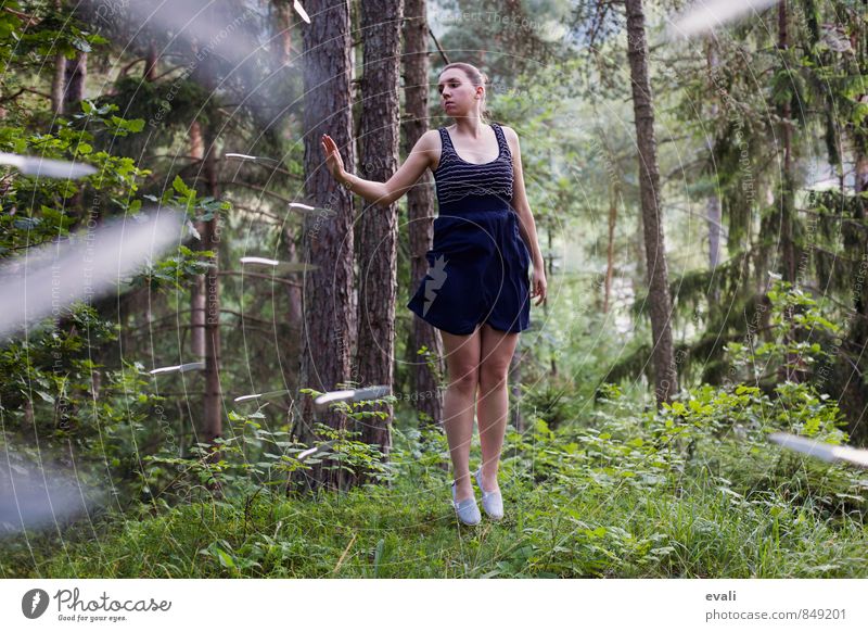 Messerattacke Mensch 1 13-18 Jahre Kind Jugendliche 18-30 Jahre Erwachsene Wald Kleid kämpfen grün Stress Surrealismus abwehrend Farbfoto Außenaufnahme Tag