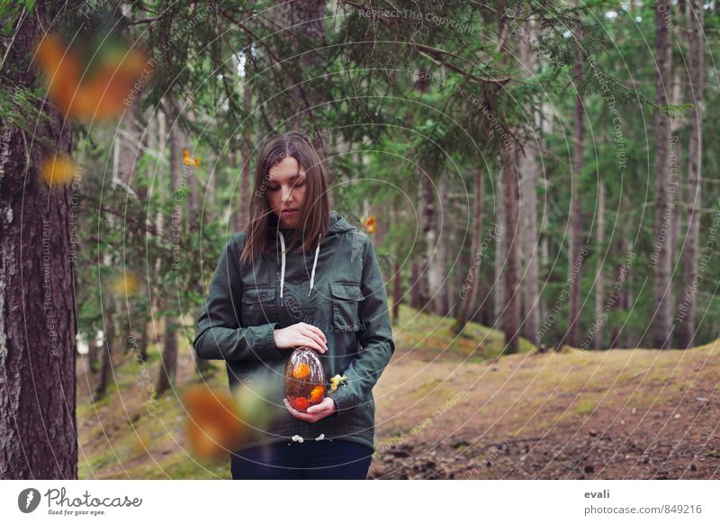 Träume sammeln Mensch feminin Junge Frau Jugendliche Erwachsene 1 Blume Wald Plastikei Ei Blumenregen träumen grün orange Sammlung Surrealismus Farbfoto