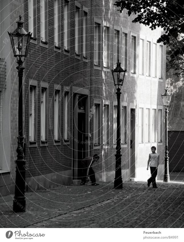 hinter Lambätes Schwarzweißfoto Außenaufnahme Schatten Kontrast Sonnenlicht Spielen Sommer Haus Mensch Freundschaft Kindheit Düsseldorf Altstadt Fassade