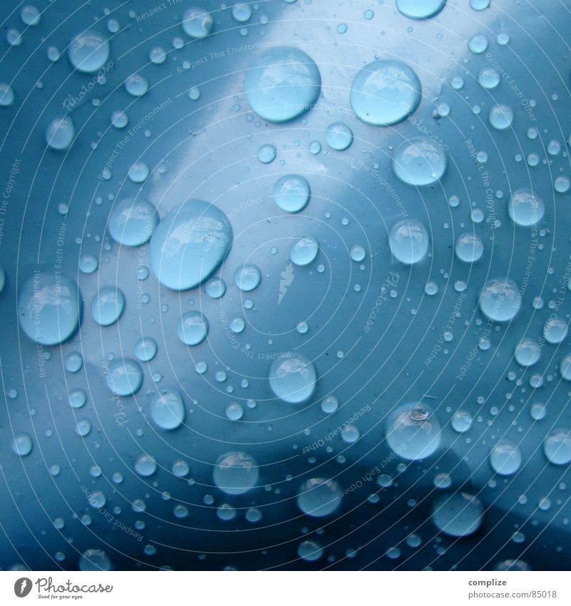 du Sack! Müllsack nass Wassertropfen Beutel feucht Tropfen fein eckig rund Regen abstrakt sehr wenige hell-blau Design Makroaufnahme Nahaufnahme schön Schatten
