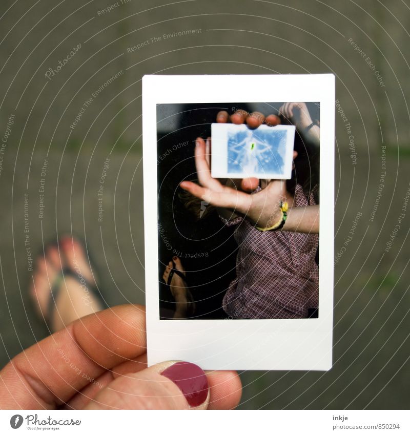 der Fuß Lifestyle Stil Freude Freizeit & Hobby Frau Erwachsene Jugendliche Leben Hand 1 Mensch Polaroid Fotografie festhalten Freundschaft Zusammensein Idee