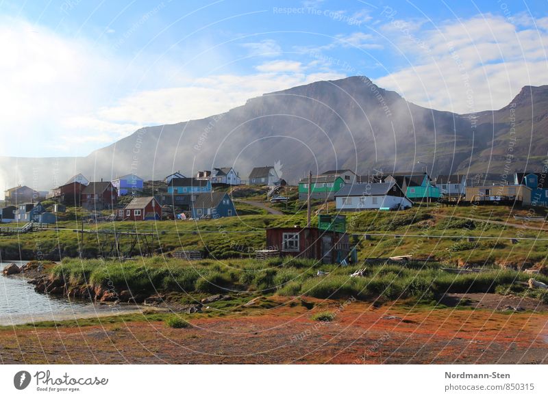 Qeqertarsuaq Natur Luft Nebel Berge u. Gebirge Grönland Fischerdorf Haus Tourismus Farbfoto Außenaufnahme Licht