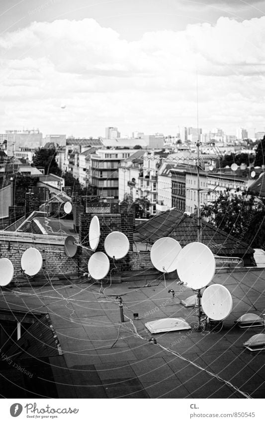 über den dächern von berlin Kabel Satellitenantenne Umwelt Himmel Wolken Berlin Stadt Hauptstadt Haus Dach Ballone trist chaotisch Fortschritt