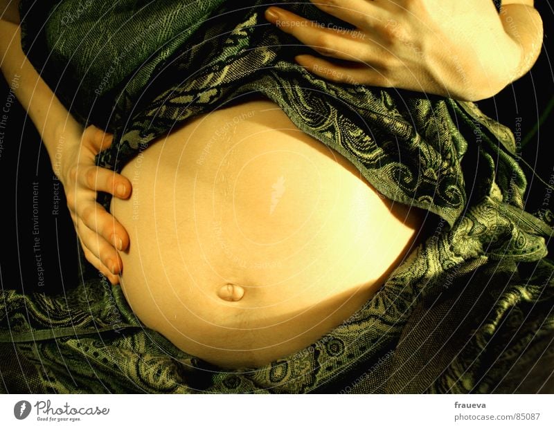 nur mehr 7 wochen schwanger Hand Mutter Finger Frau Bauchnabel Unterleib Freude Streicheln berühren Baby hochschwanger baby bekommen pregnant Tuch Haut bauch...