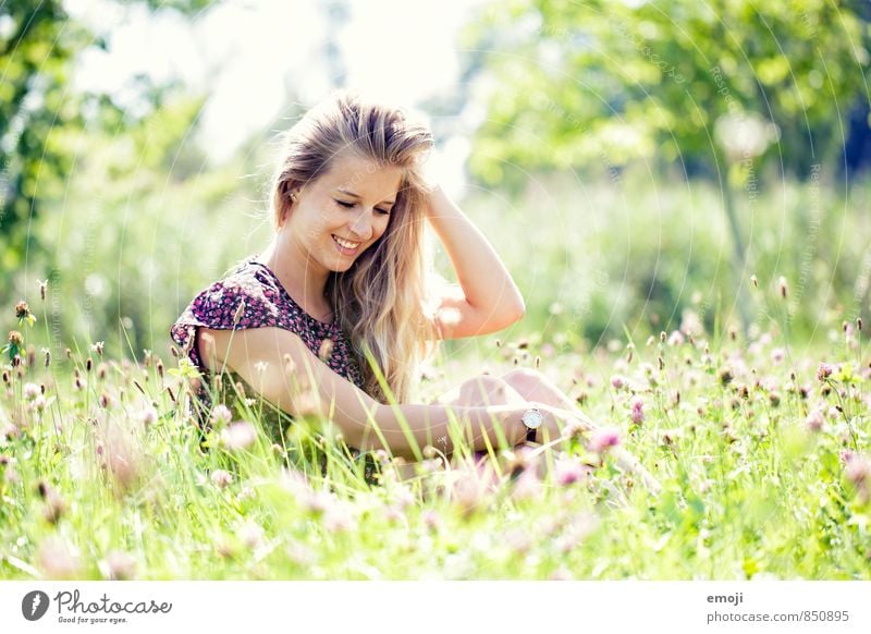 GREEN feminin Junge Frau Jugendliche 1 Mensch 18-30 Jahre Erwachsene Umwelt Natur Sommer Schönes Wetter Gras Garten Wiese Fröhlichkeit Glück schön natürlich