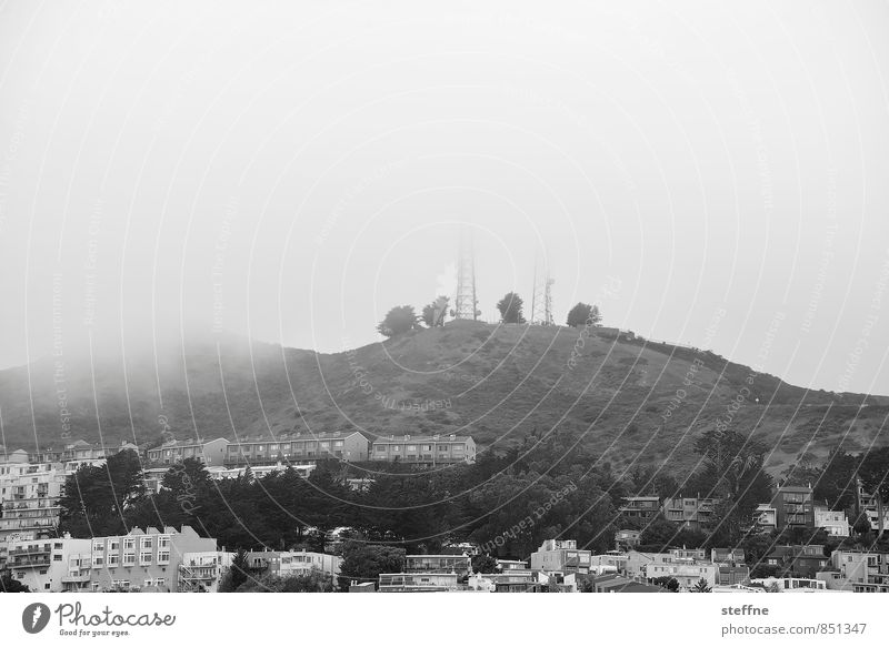 San Francisco | Twin-Peaks-Blick USA Nebel trüb Hügel Twin Peaks Schwarzweißfoto Textfreiraum oben