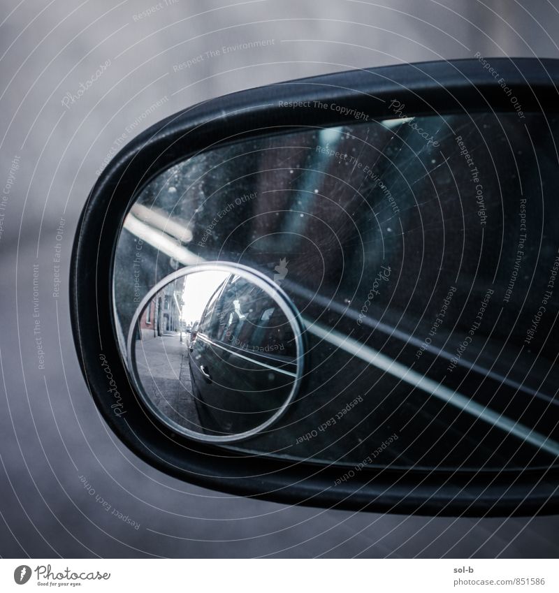 Spiegelspiegel Fahrschule Verkehr Verkehrsmittel Straße Fahrzeug PKW Glas beobachten Blick warten dunkel Verantwortung achtsam Wachsamkeit Vorsicht Sicherheit