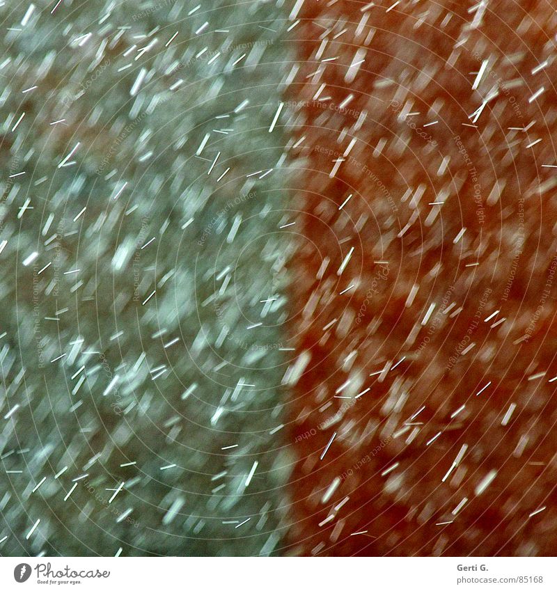 praktisch, quadratisch, Schneeregen schlechtes Wetter Nieselregen Wind kalt ungemütlich Bewegungsunschärfe Wand Fassade Mauer Haus zweifarbig Herbstfärbung