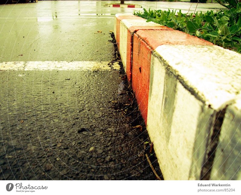 Sonntag-Morgen auf dem Parkplatz nass Asphalt Bordsteinkante unten Verkehrswege Bodenbelag liegen Regen Hard