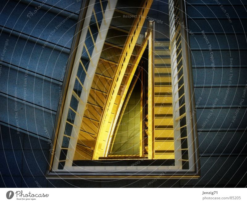 abwärts. Treppenhaus Haus Gebäude Treppengeländer Flur dunkel Licht Detailaufnahme Architektur