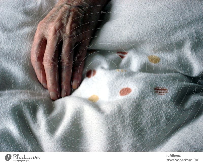 totenruhe Hand Bettdecke Finger schlafen Frieden Mann Senior Müdigkeit Erholung Punkt Tod Männerhand Vergänglichkeit Detailaufnahme alt Seniorenpflege