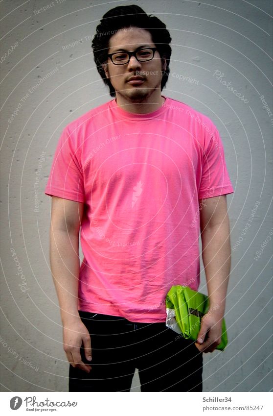 HERR AN TRÄGT PINK Mann Migration Ausländer Asiate Koreaner Süden Süd Korea Chinese Japaner China T-Shirt Hemd Top Falte rosa grün gelb schwarzhaarig Bart Kinn