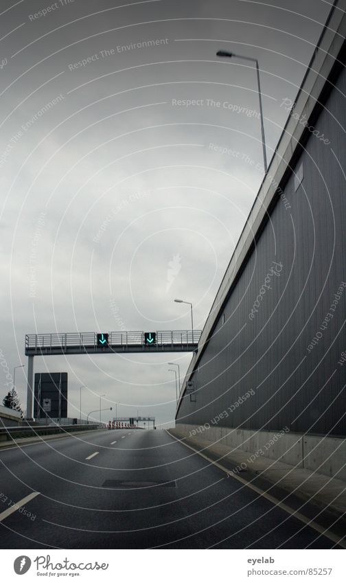 Konsequenz der Wegbewältigung Straßenbau Straßenbeleuchtung Autobahn Leitplanke Teer Stahl geradeaus Verkehrszeichen Straßennamenschild schlechtes Wetter