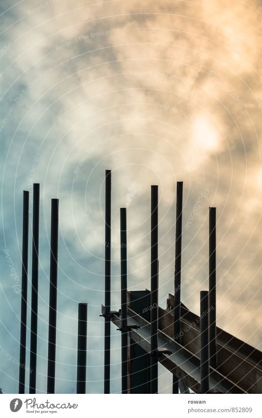 unfertig Bauwerk Baustelle Stab Stahl Stahlverarbeitung Stahlträger vertikal Himmel Wolken Romantik unvollendet Farbfoto Außenaufnahme Menschenleer