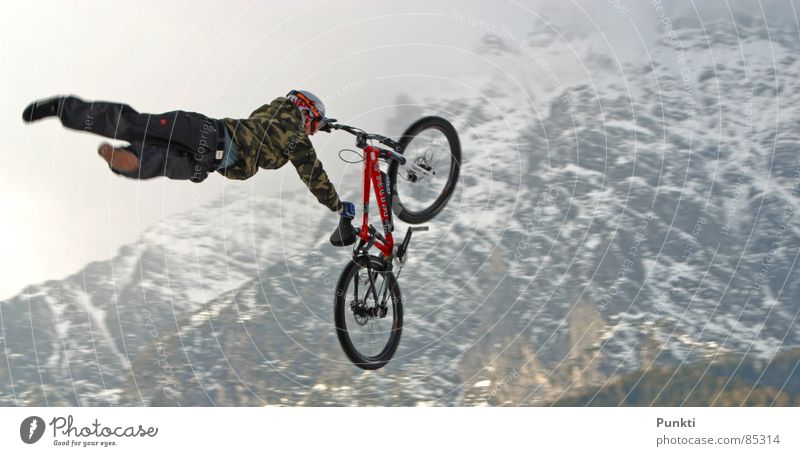 Supermann Mountainbike Sport Spielen airtime dirt fliegen freeride Berge u. Gebirge Schnee