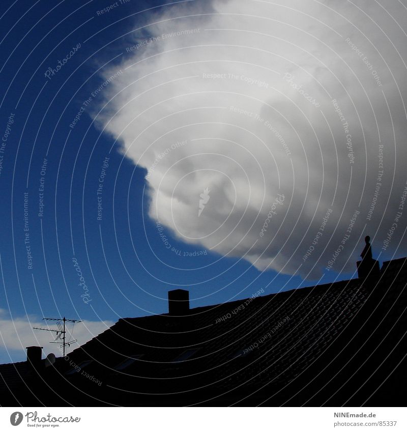 bedrohlicher Wattebausch II Dach Wolken schwarz Antenne Unwetter weich grau Außenaufnahme Quadrat gefährlich Regen Rechteck Himmel Handwerk Schornstein
