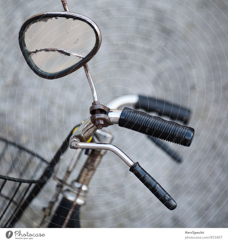 Seitenspiegel Fahrrad Spiegel Glas Metall alt kaputt grau schwarz Fahrradfahren Fahrradbremse Fahrradlenker Rückspiegel verdreht gebrochen Riss Rost Farbfoto