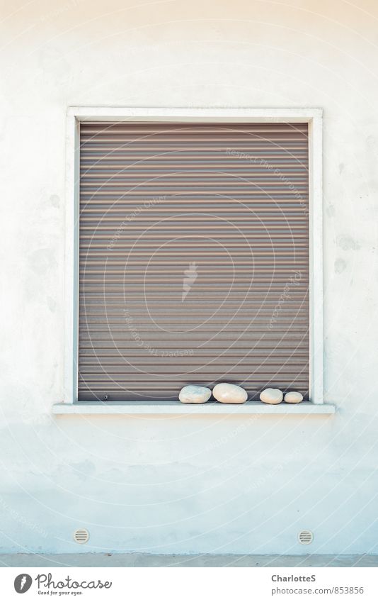 Zen Mauer Wand Fassade Fenster Stein Sand Zeichen Erholung braun grau weiß Italien Mailand ruhig Siesta schlafen Lamellenjalousie Rollladen