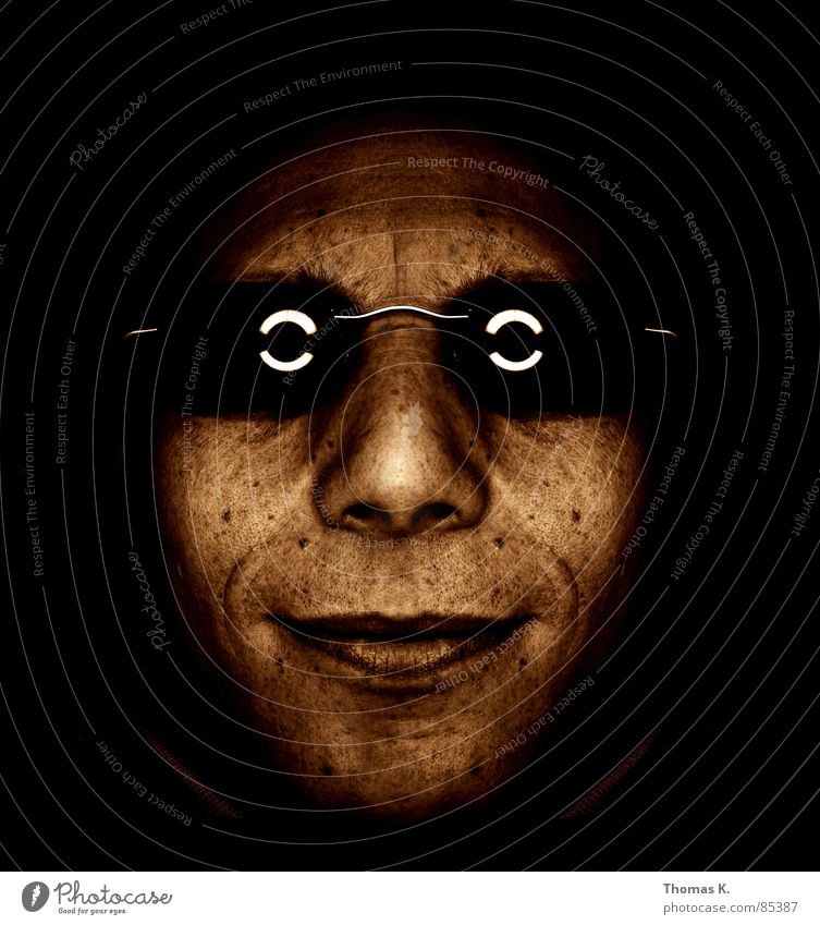 Virtuelle Symmetrie Brille Sonnenbrille Bart Porträt schwarz Gesicht Hippie braun Licht Glas haselnussbraun Haarausfall beige Lichteinfall Perspektive blitzen