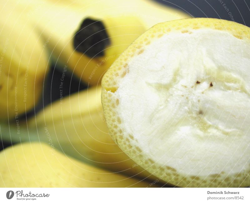 Mehrere ganzen Banen gruppieren sich um eine Halbe Banane süß lecker Lebensmittel gelb geschnitten quer Teilung Hälfte Pflanze Gesundheit Frucht Staune