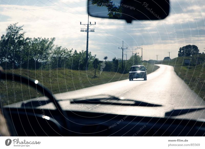 autofahrt Beifahrer Sommer Autofahren Kilometer Gegenlicht Kuba Lenkrad Umgebung Umwelt Lichtstimmung Scheibenwischer Windschutzscheibe Fahrer Gegenverkehr