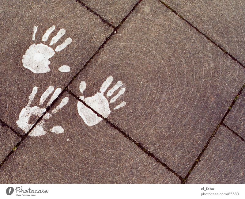dreibein Hand Finger Bordsteinkante Kunst Beton weiß Siegburg Farbe handabdruck gehsteig don bosco haus langeweile macht kreativ Bodenplatten Kindheit