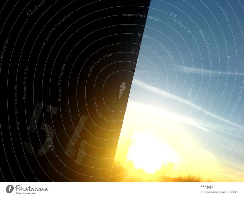 ...74, 90, 2007. oder: atomkriegübung am würzburg-atoll. blau-gelb Weltmeister Sonnenuntergang Sonnenaufgang Flugzeug Kondensstreifen Abendsonne Warmes Licht