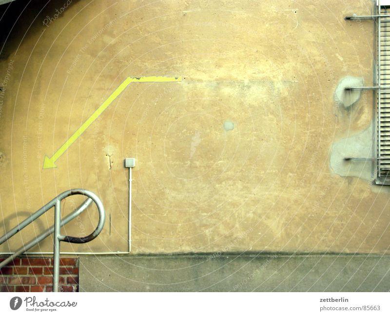 Kellereingang Verschlechterung Wand Haus Eisen Stahl Richtung Gewerbegebiet Fabrik Schalter Lichtschalter verfallen Unbewohnt unbenutzt gebrauchen Altertum