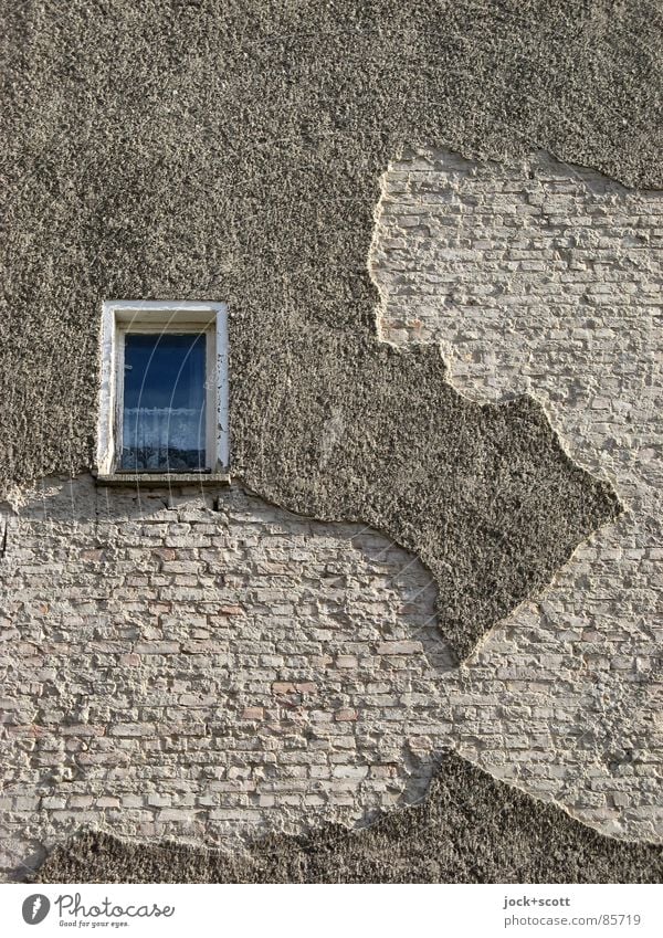 bröcklige Fassade oder Italien an der Hauswand fenster backstein kaputt trist grau Verfall Vergänglichkeit Wandel & Veränderung gardine italienisch