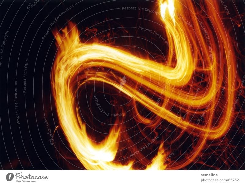 Spiel mit dem Feuer Wärme Linie Streifen Bewegung heiß Geschwindigkeit gelb rot schwarz gefährlich Vergänglichkeit brennen gekrümmt faszinierend Brand Funken