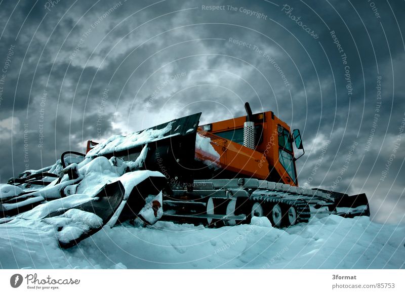 pistenraupe Kettenfahrzeug Schneefahrzeug Maschine Fräse Baumaschine Straßenbau kalt extrem Koloss ruhend bewegungslos hart Fahrzeug Skigebiet Potenz Winter