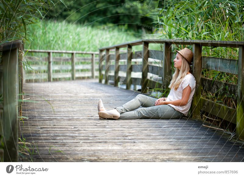 Zwischen.Halt. feminin Junge Frau Jugendliche 1 Mensch 18-30 Jahre Erwachsene Umwelt Natur schön natürlich grün sitzen Holzweg Pause Erholung Freizeit & Hobby