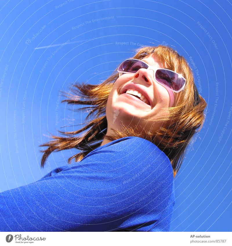 himmelblau Wohlgefühl Frau grinsen Frühling Sonnenbrille Frühlingsgefühle Gefühle Flugzeug Düsenflugzeug Stil Bundesland Tirol schwungvoll diagonal Sonnenbad