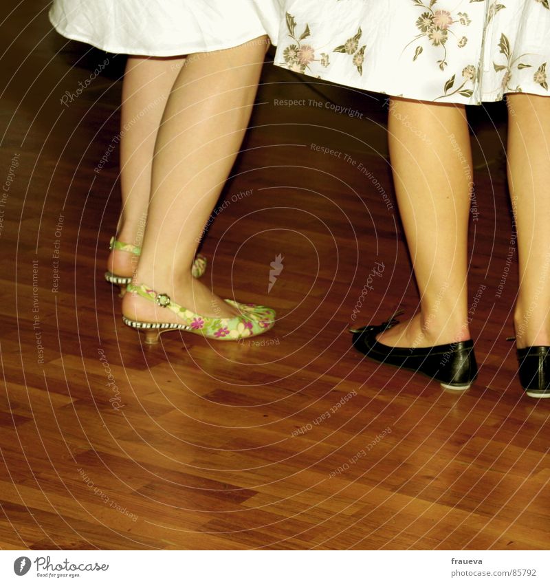 ein tänzchen? Frau sprechen Schuhe Kleid Rock Tanzfläche Parkett eng Ballsaal Festakt Abschlussball Konzert Tracht Party Bekleidung Gastronomie tanzbein Beine