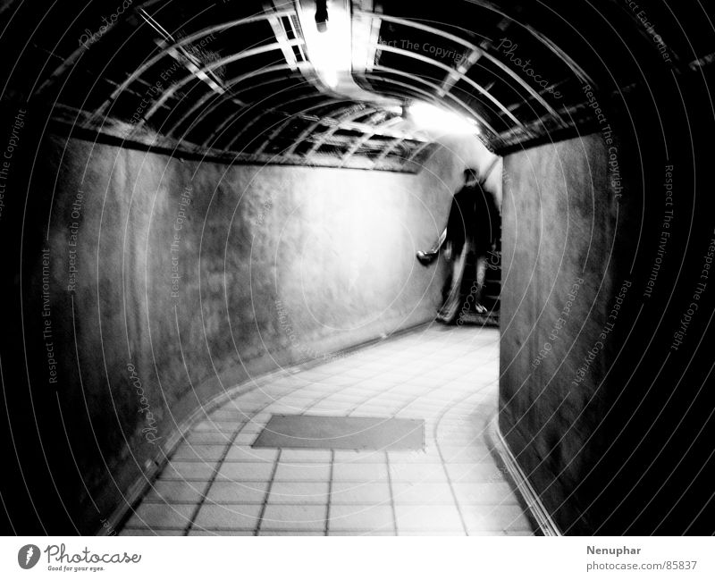 Tube Entering Tunnel Untergrund Blick nach unten dunkel Eingang U-Bahn Überraschung Erwartung unterirdisch Fußgängerunterführung Schwarzweißfoto