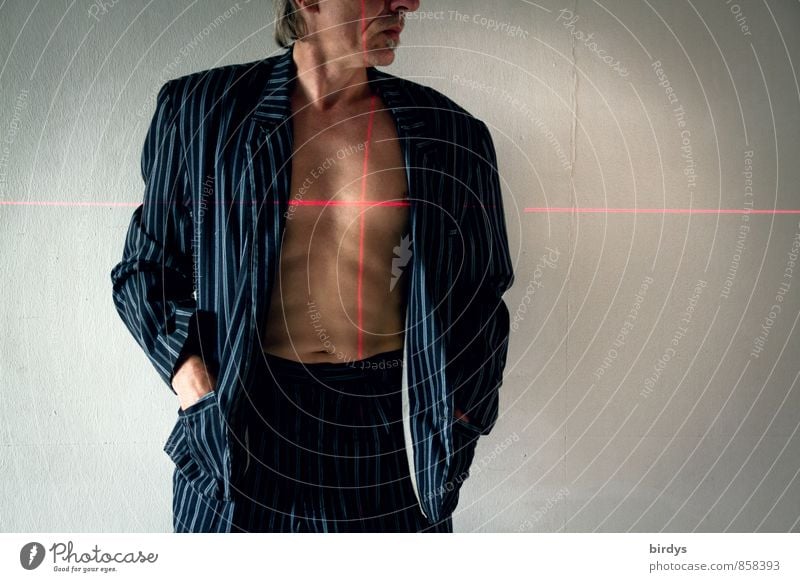 Mann mit Jacket , Anzug und nacktem Oberkörper mit einem Fadenkreuz aus Laserlinien auf dem Herz Erwachsene Körper Kopf 1 Mensch 45-60 Jahre Zielkreuz stehen