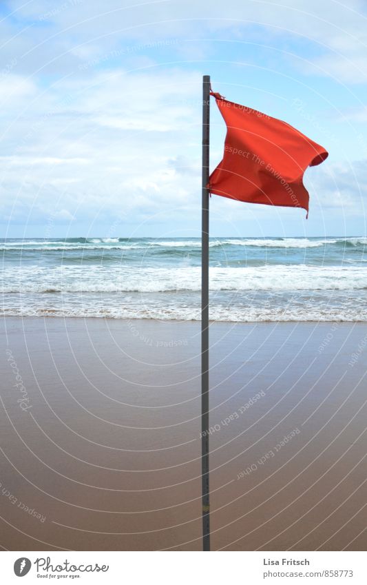 schwing die rote fahne... Wasser Unwetter Wind Wellen Küste Strand ajo Fahne Farbfoto Tag