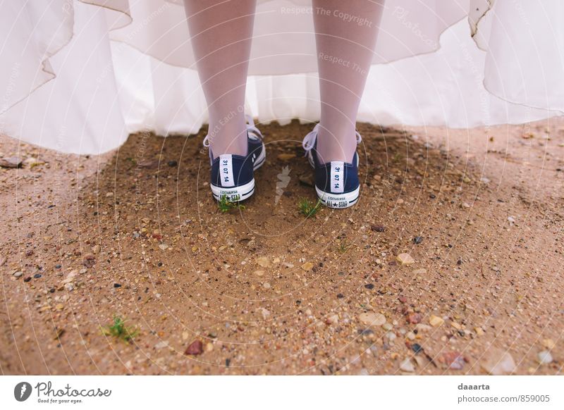 veraltete Sneakers Abenteuer feminin Beine Fuß Erde Sand Regen Strümpfe Strumpfhose Brautkleid Turnschuh außergewöhnlich einfach elegant Freundlichkeit