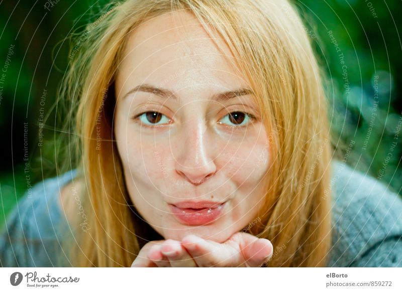 Luftkuss feminin Junge Frau Jugendliche Erwachsene Mund 1 Mensch 18-30 Jahre Küssen Lächeln grün Gefühle Warmherzigkeit Sympathie Liebe Farbfoto Außenaufnahme