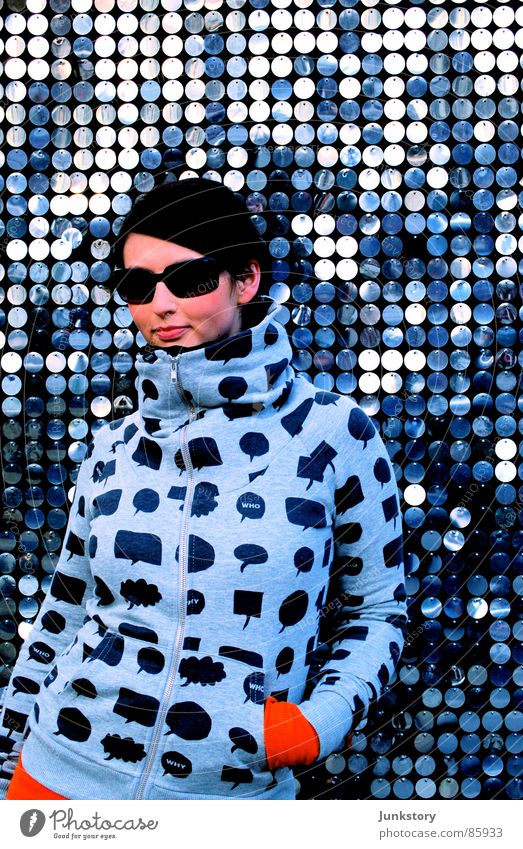 Sonnenbrille und Silber.. Design Glamour Stil Frau Körperhaltung grau Eisen Stahl Aluminium selbstbewußt Modemagazin Gelassenheit kalt lässig Leichtmetall