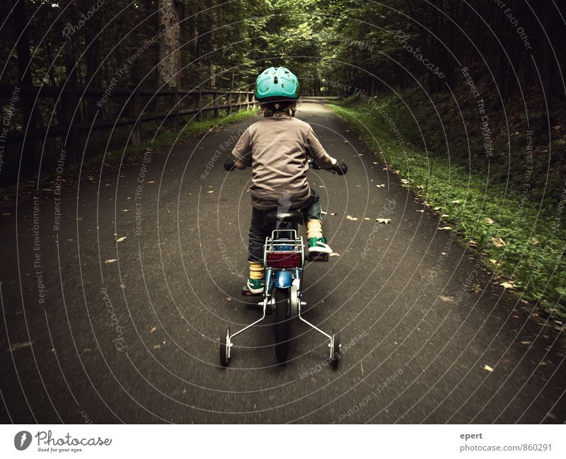 Ein Männlein fährt im Walde Freizeit & Hobby Fahrradfahren Kind 1 Mensch Wege & Pfade Helm Stützräder Bewegung niedlich Mut Ausdauer Neugier erleben