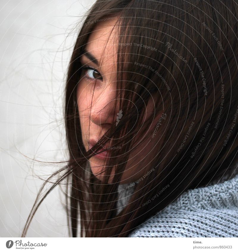 Yuliya feminin 1 Mensch 18-30 Jahre Jugendliche Erwachsene Pullover brünett langhaarig beobachten schön Gefühle Wachsamkeit Gelassenheit Weisheit klug Heimweh